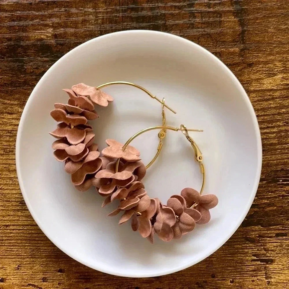 Jewelry - ❤️ NEW 2/$20 or 3/$25 Statement Gold and Pink Hoop Flower Dangle Earrings